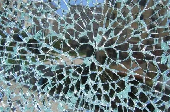 关于玻璃避免炸碎伤人温馨提示,警告都有哪些影响