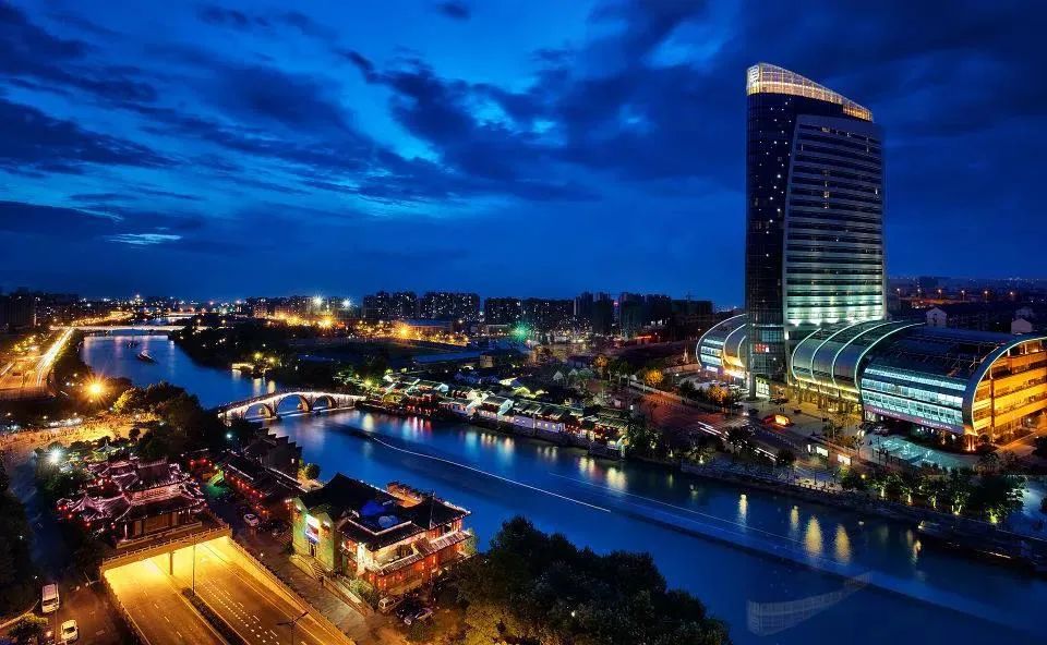 今天，中秋邂逅国庆！拱墅一身“红妆”一城月色，映照万千团圆至味！