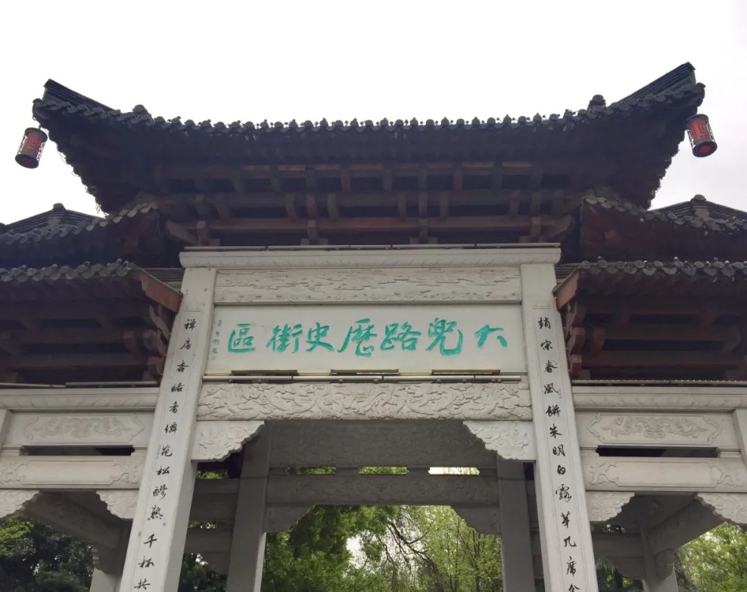 今天，中秋邂逅国庆！拱墅一身“红妆”一城月色，映照万千团圆至味！