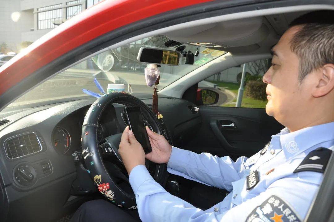 国庆我在岗向国庆献礼,中秋国庆双节我在岗文案