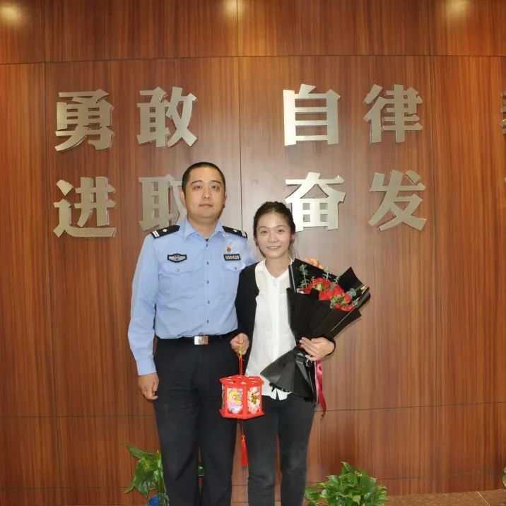 国庆我在岗向国庆献礼,中秋国庆双节我在岗文案