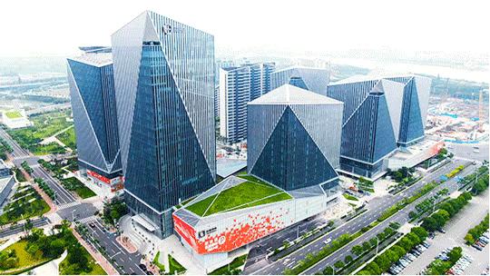 坐着地铁看浦东｜美到惊艳！童话乐园、古镇园林、跑酷金字塔……这条地铁线都能到，还能跨省游