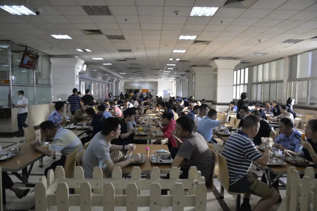 【青年民警微视角】为了奋战的战友，他每天前送数以吨计的“温暖”——走进青年民警李汝芹的一天