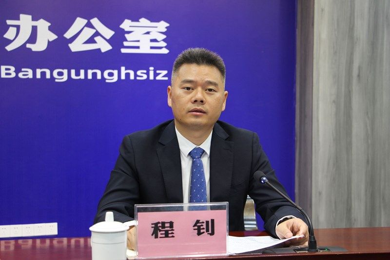 10月27日贺州市举行“决战决胜脱贫攻坚”钟山专场新闻发布会