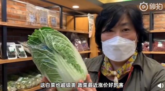 超市员工脚踩冰冻食品,永辉超市工作人员脚踩冷冻鱼虾