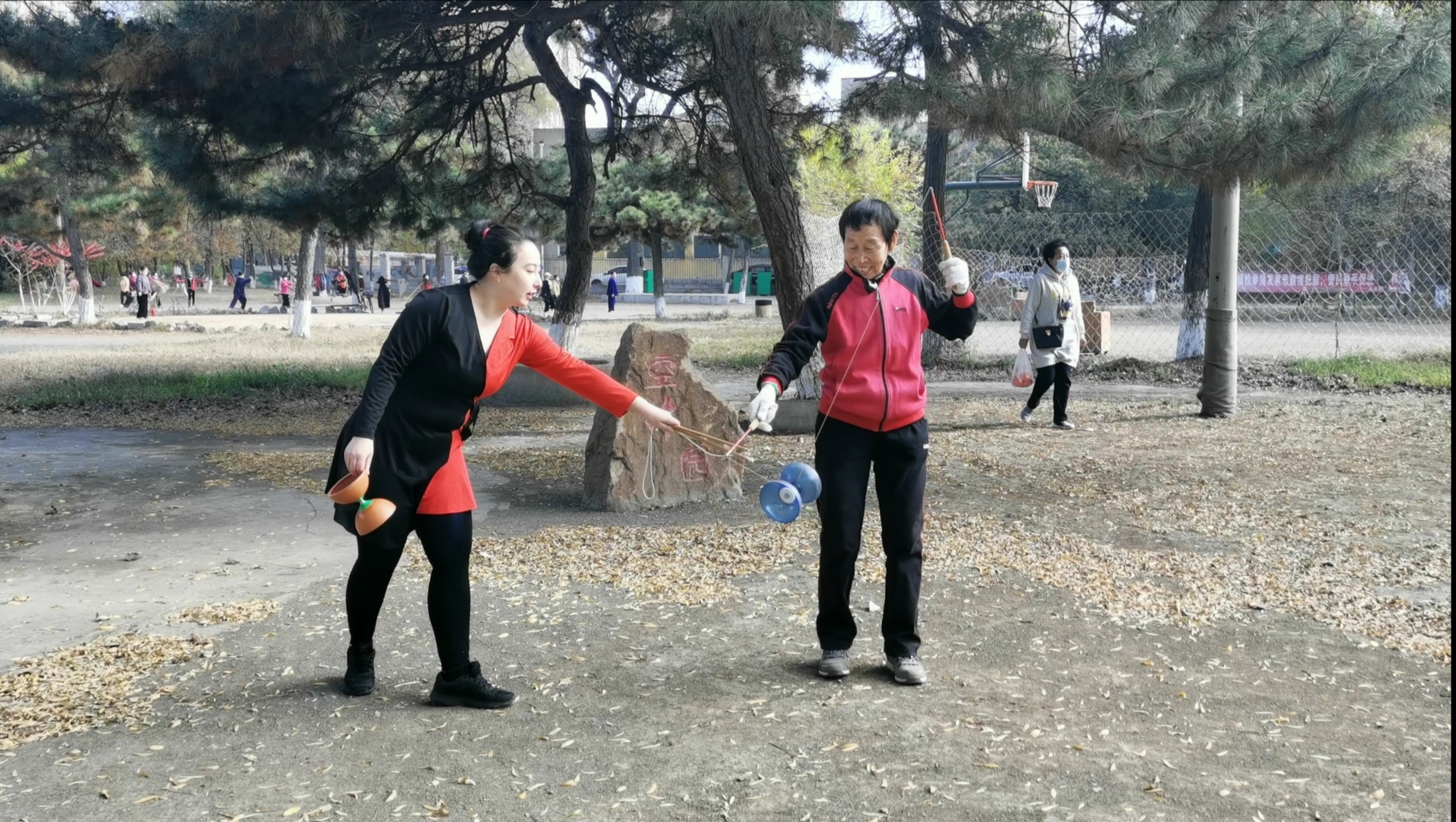 花样空竹500种,300名老人花样抖空竹