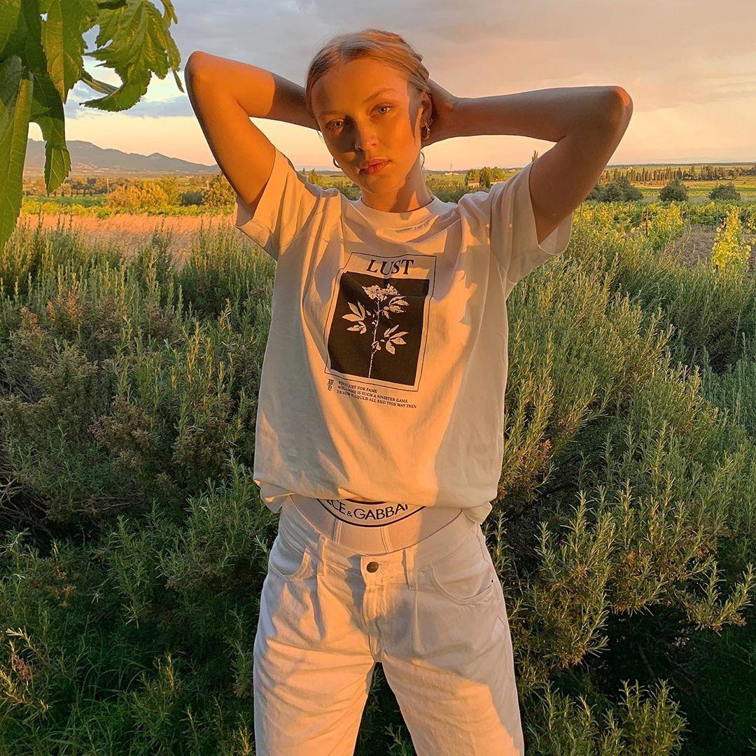 不同风格都适用的拍照姿势,拍照时永不过时的pose太经典了