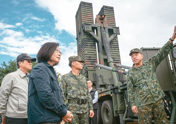 连续军购、试射挑衅：台当局各种炒作给自己壮胆