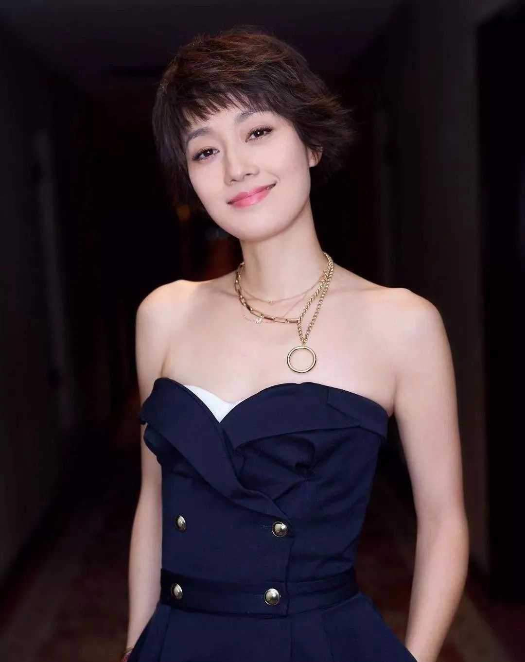 “产床上，她被3个男人扒光…”女人生孩子，活该没尊严？