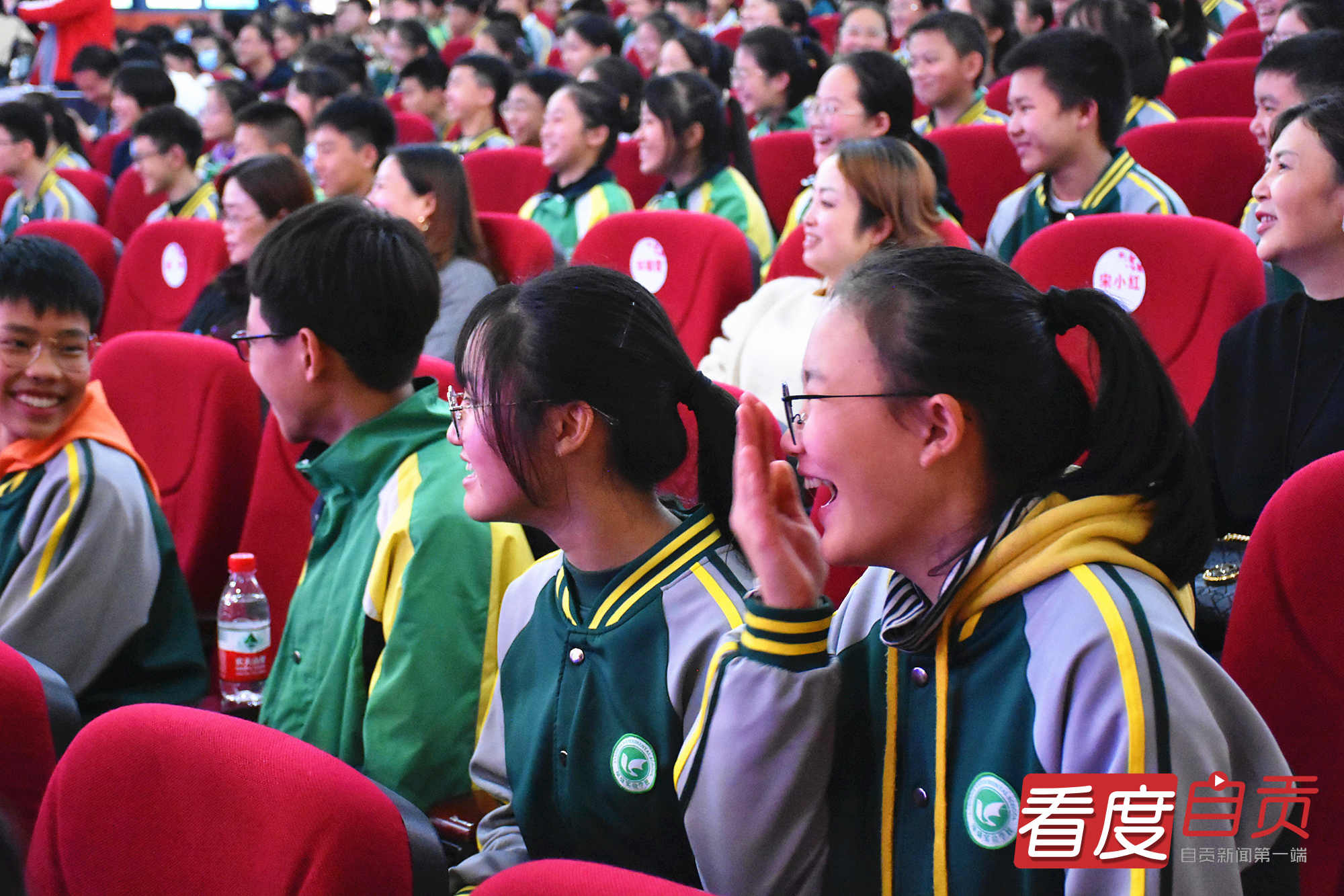 关于早恋利大于弊的辩词,如何给孩子讲早恋的后果和危害