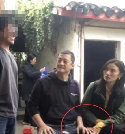 李亚鹏正式见小19岁新欢亲友,李亚鹏罕见秀恩爱无惧19岁年龄差