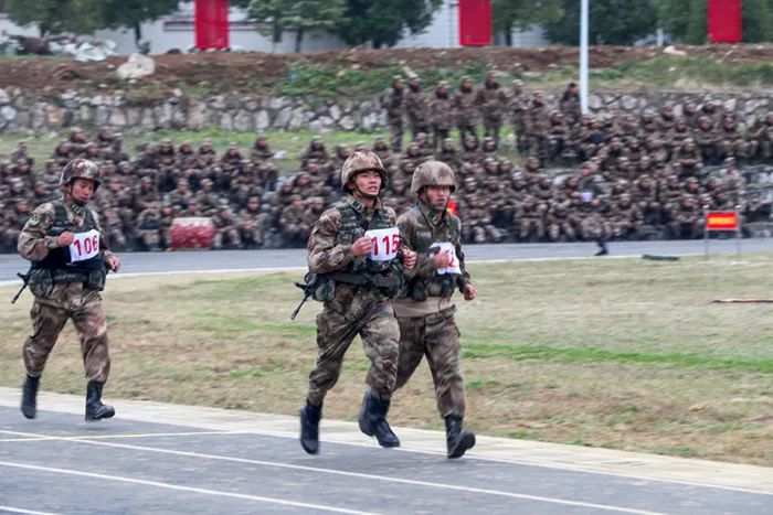 寒风中的他们完整版,寒风中他们一直在坚守