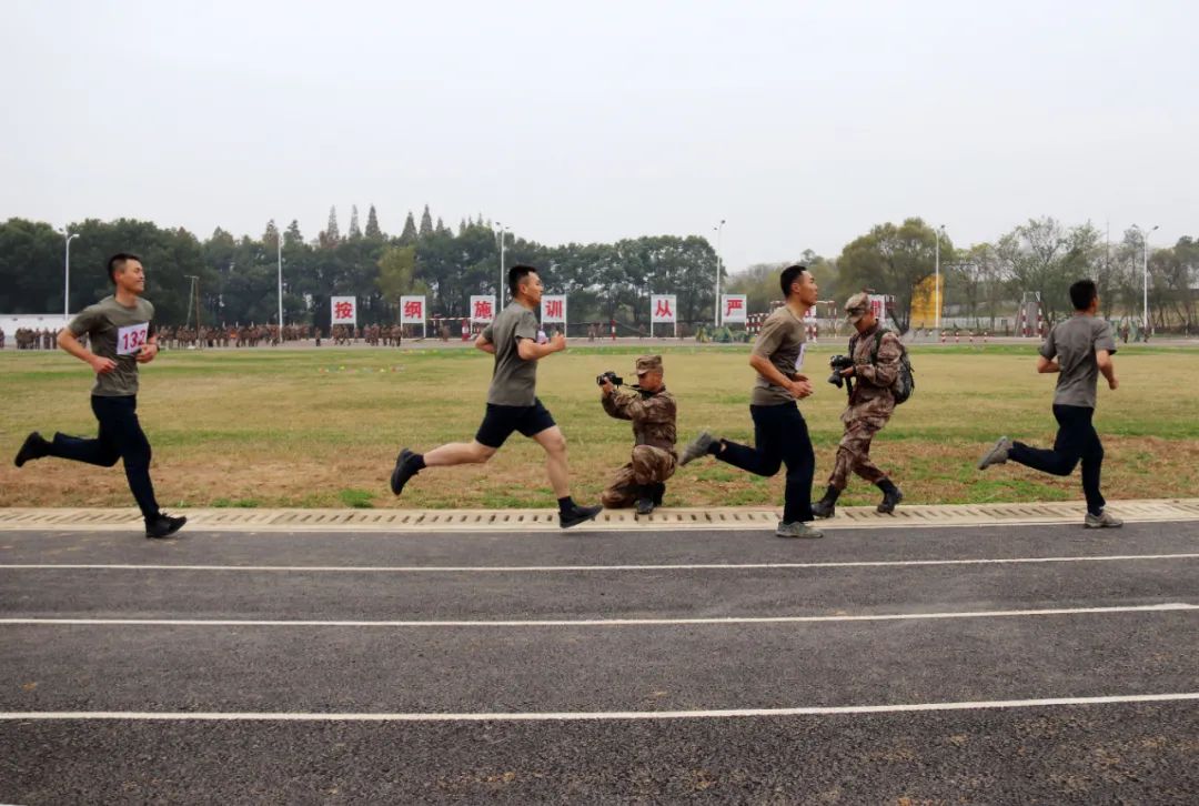 寒风中的他们完整版,寒风中他们一直在坚守