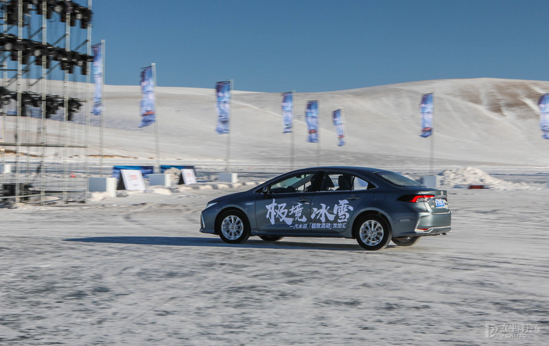 在冰天雪地里飙车,在冰路上飙车
