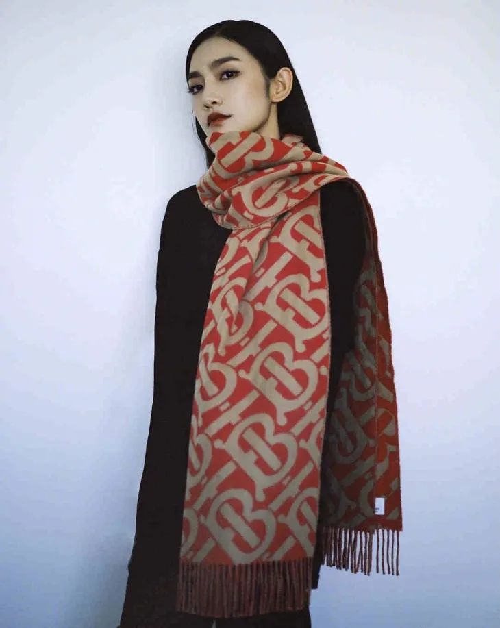 配饰狂|程潇的大牌围巾，logo特大但不显老