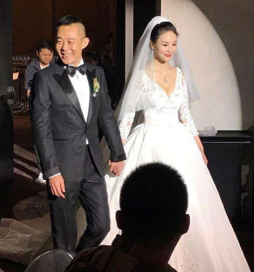 53岁侯勇携90后三婚妻子现身，娇妻衣着宽松疑有孕，两人甜蜜似热恋