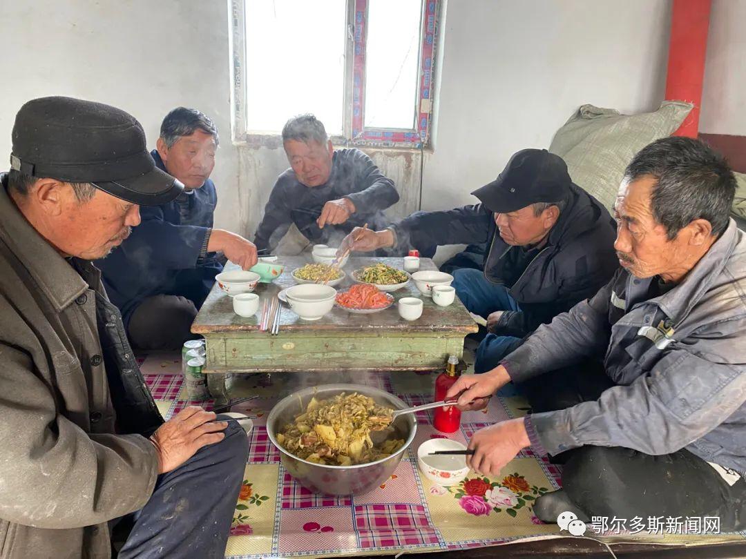 室外柴火灶带锅,柴火灶炒菜做饭