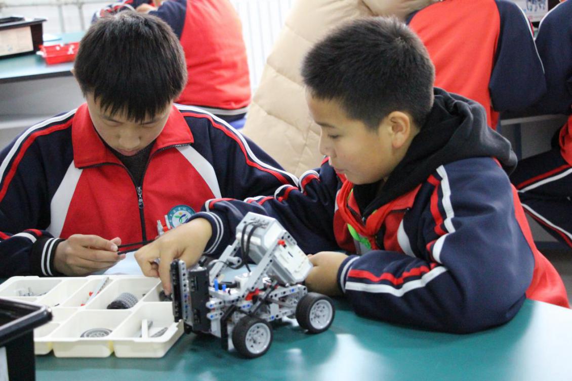 为校园添色彩,为校园生活增添一丝色彩