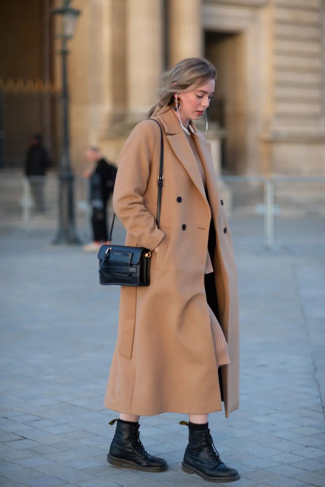 双面羊绒大衣为啥很贵,穿上羊绒大衣一定很好看