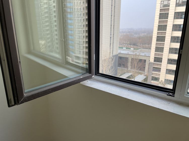 铁丝外露、地暖分水器未见压力表、窗框多处划痕……中南樾府这套新房问题不少