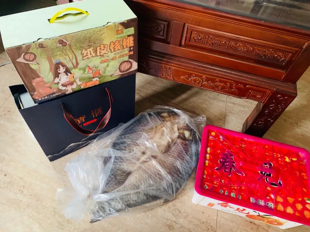 来晒一下公司发的年货,晒晒公司发的年货