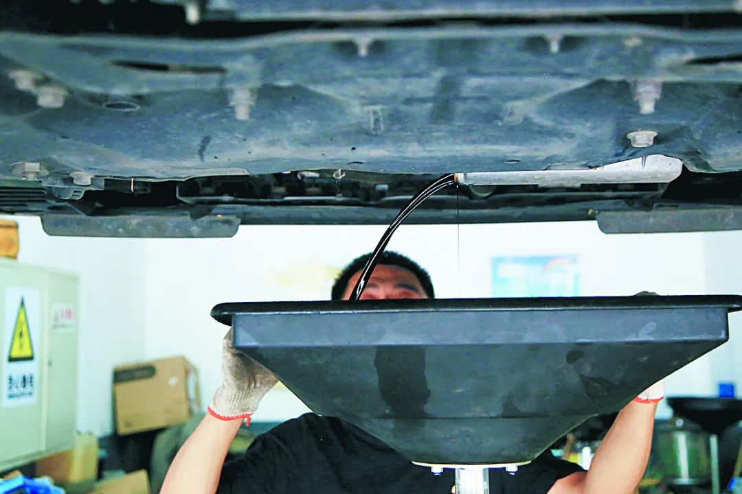 车跑了4千公里机油变黑怎么回事,摩托车机油变黑不换有什么后果