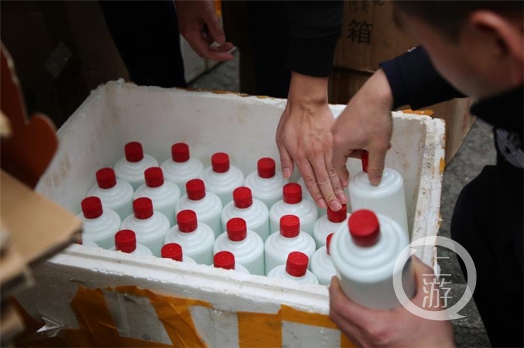 快递小哥举报卖假货,快递小哥举报黑作坊