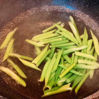 年夜饭腰果芹菜炒虾仁,年夜饭西芹虾仁腰果寓意
