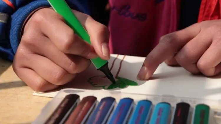 这一天，他们全部用上了新书包新文具