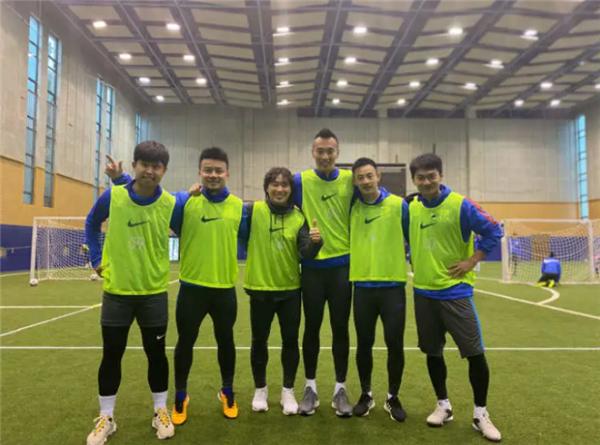 踢足球前先小跑,踢足球比赛前热身