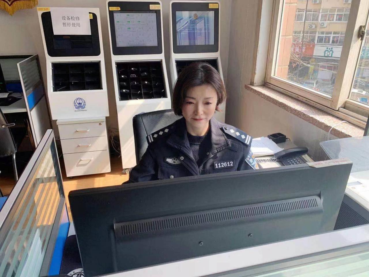 公安交警三八节女民警事迹 (青岛最美交警女警)