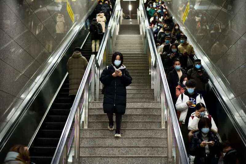 低头玩手机颈椎痛怎么缓解,低头玩手机会导致颈椎出哪些问题