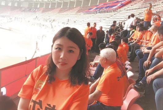 “橙”风破浪，球场边的靓丽风景线