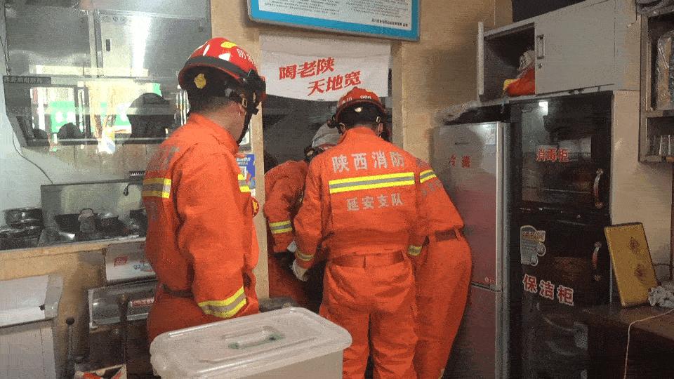 什么？手又双叒叕被夹了，看消防员如何施救