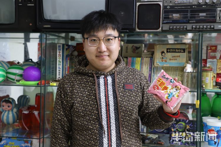 百味人生丨一箱过期方便面能卖3600!青岛小伙攒出“80后时光机”,收藏近6000件老物件