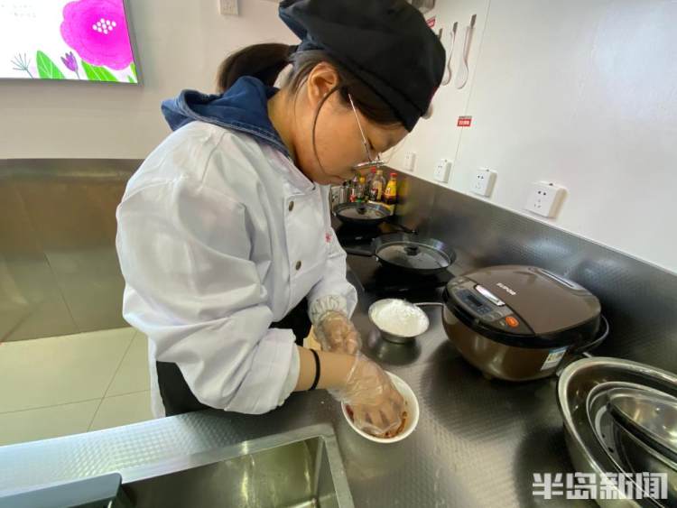 妈妈的味道！这所大学设公益厨房，学生下厨亲手做家乡菜