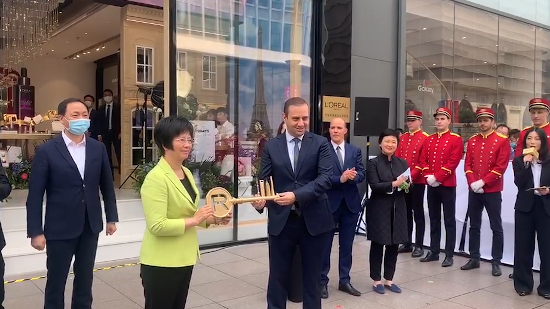 视频｜第二届五五购物节：新品牌、新科技、新体验，巴黎欧莱雅全球首家旗舰店亮相南京路步行街