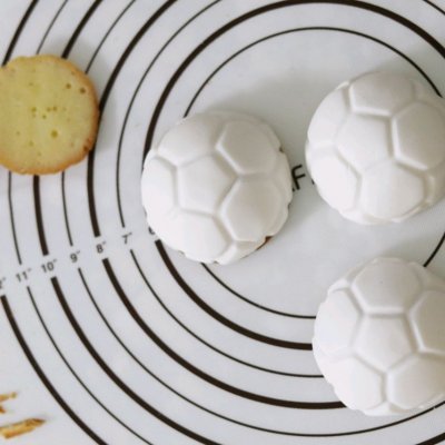 今天来做个足球翻糖蛋糕,早上来一碗热乎乎的玉米糊