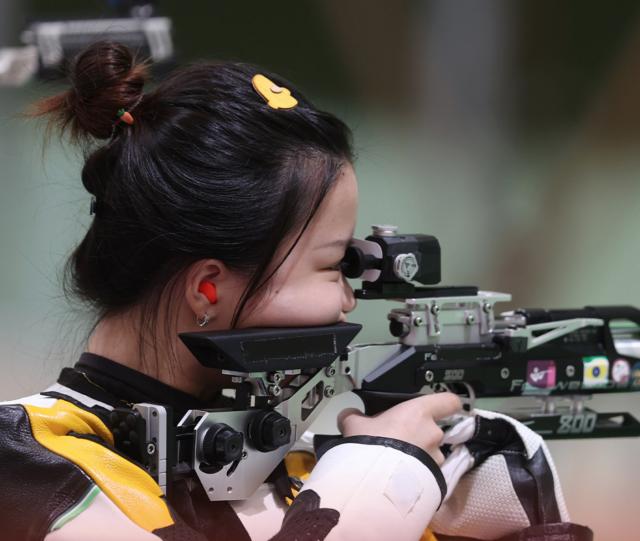 射击冠军杨倩笑容,中国选手杨倩勇射落奥运会首金