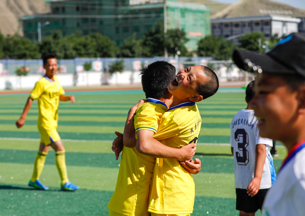 足球赛场上的感动瞬间,足球赛场感动视频