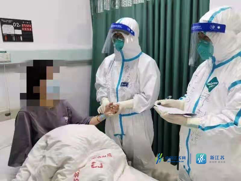 战疫一线丨为看清患者舌苔变化，他经常零距离“凑”到病人面前