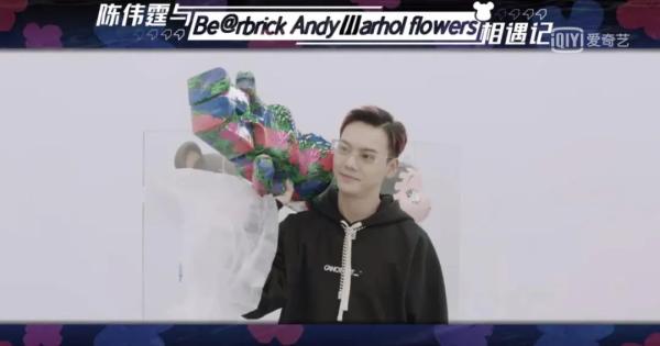 一只玩具熊抱着一只狗,一只玩具熊要多少钱