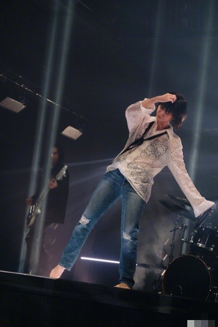 43岁孙燕姿近况曝光，素颜上镜状态佳，直播献唱引网友齐呼“爷青回”