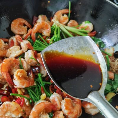 周幺姑香辣虾的家常做法,排骨香辣虾干锅的做法视频