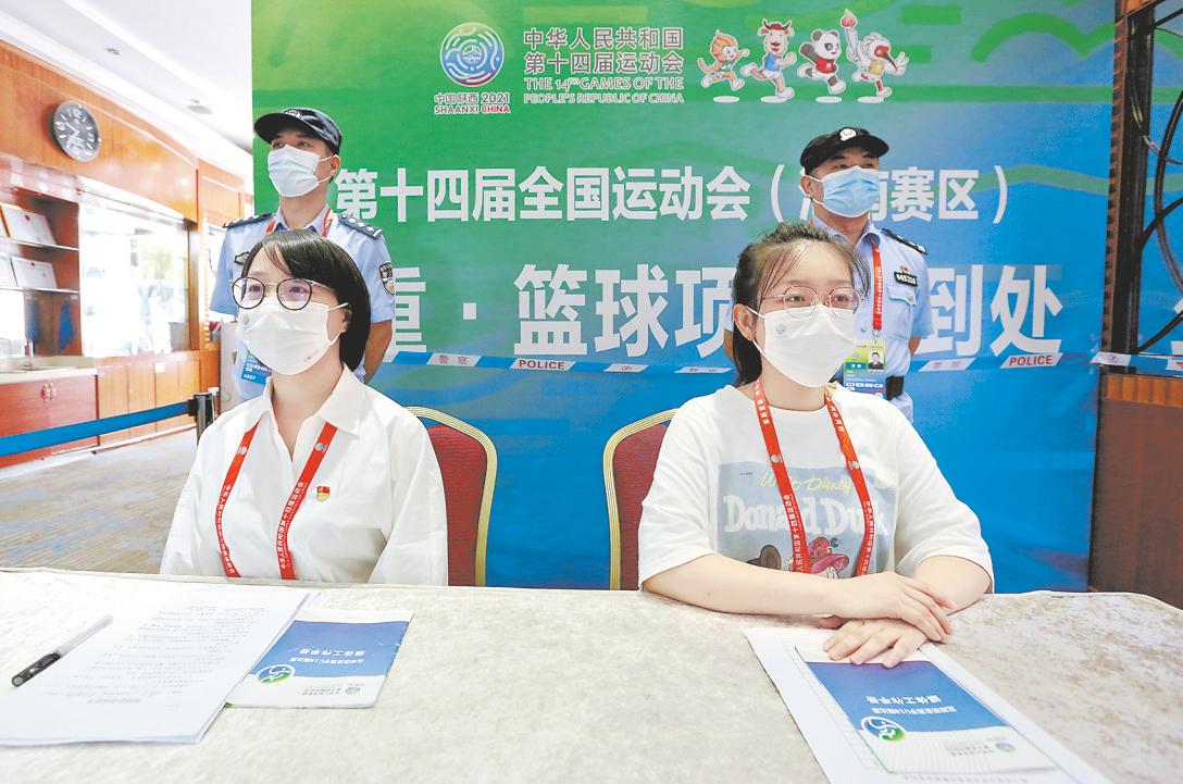 致敬！赛场内外的“小角色”——十四运会篮球女子五人制U19组比赛赛事服务者群像素描