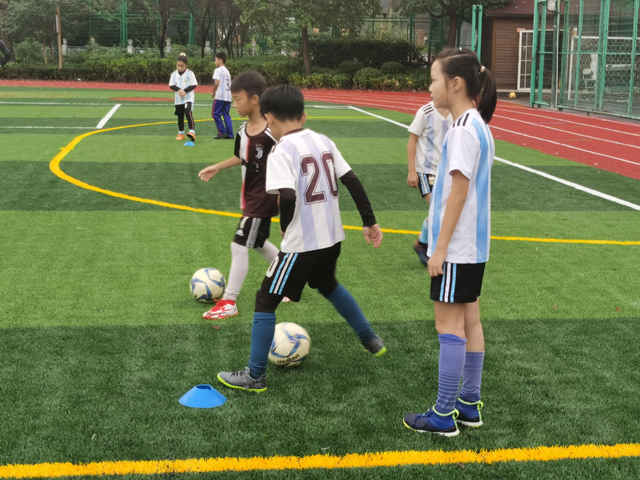 “足球班”学生全校视力最好、成绩最好！这个学校丰富足球文化提升学生综合素质