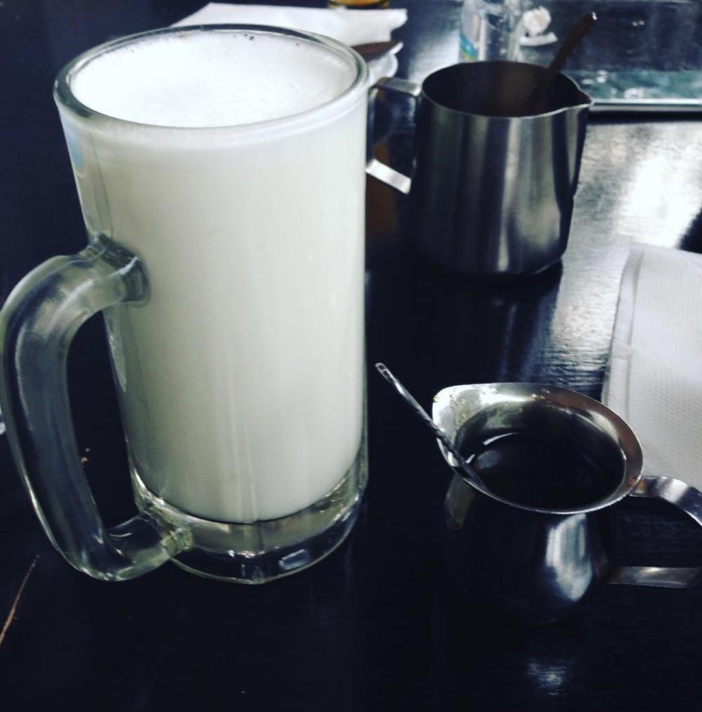 看着卢旺达老哥在奶吧吹奶，我忘记了乳糖不耐