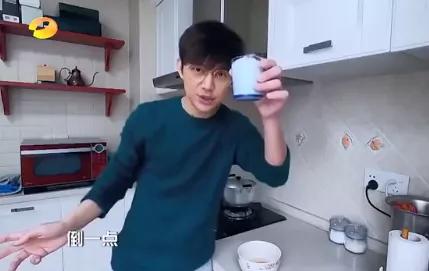 何炅做蛋糕上热搜却和何昊道歉在一起，网友集体看错调侃差点背锅