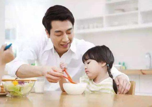 嫌孩子吃饭脏，宝妈夺过勺子亲自喂，自以为是的爱其实是害了孩子
