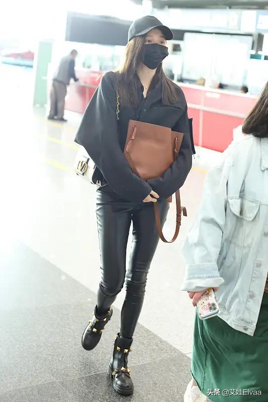关晓彤身着黑色连体裤酷劲十足,关晓彤罕见穿皮裤亮相